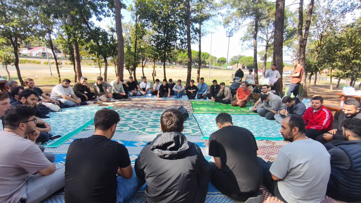 gencozgurder's tweet photo. Beykoz’da düzenlediğimiz piknikte kardeşlerimizle bir araya geldik.

Bizi kardeş kılan Rabbimize hamd olsun! https://t.co/QsbMb2MMx4