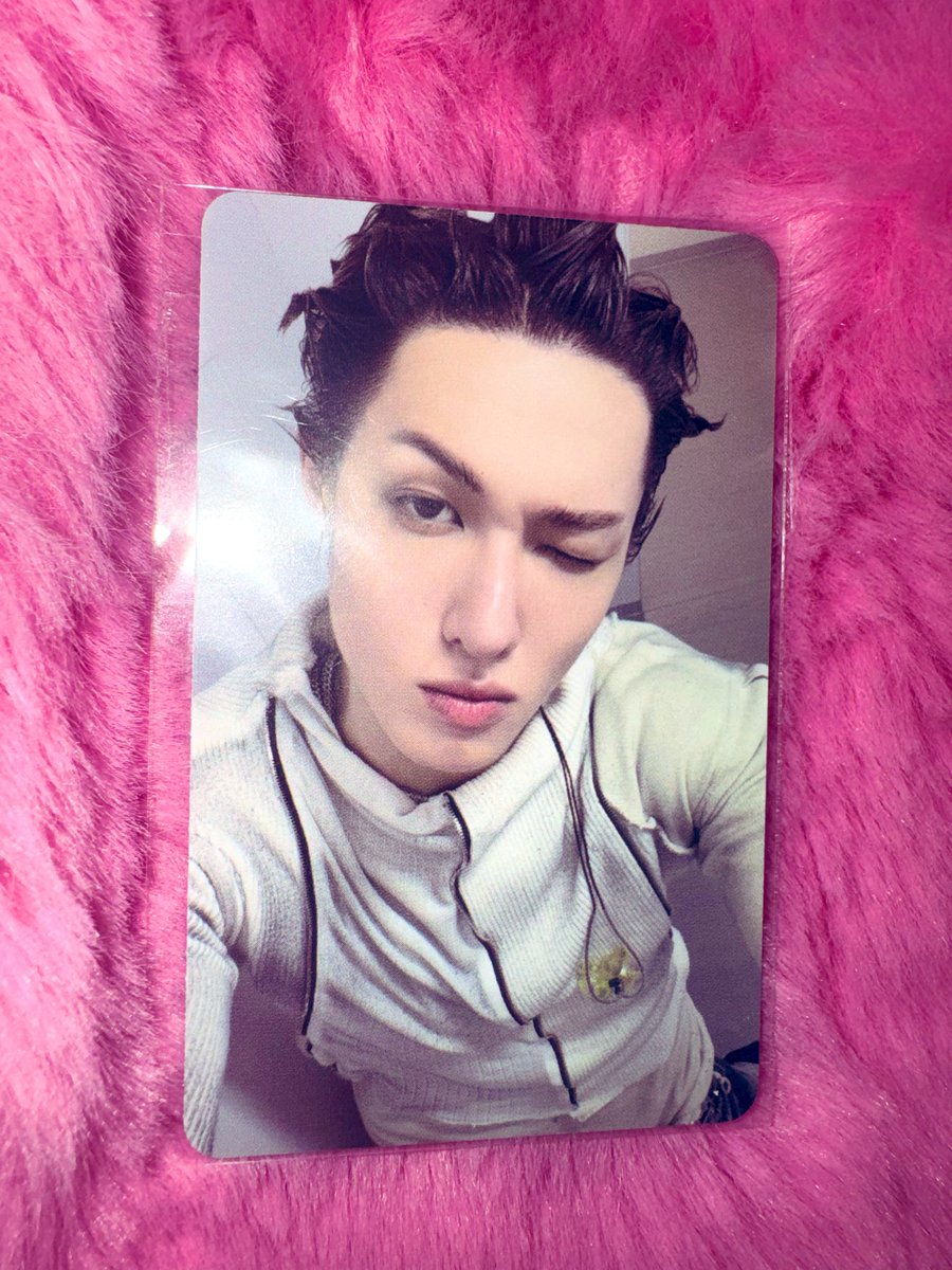 20for03's tweet photo. the idol                 vs.            the photocard https://t.co/4K3Zv14K7N