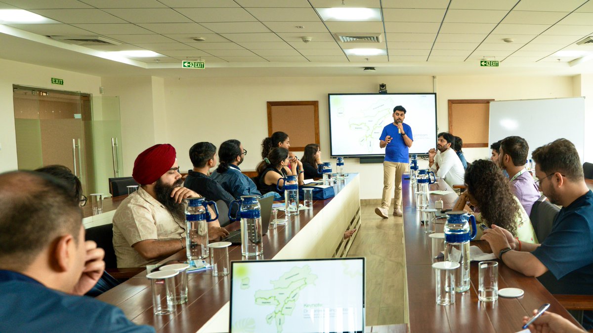 bldrcollective's tweet photo. Back at campus @akashshuklaji &amp; @SanjeevNingomba introduced the group to ways of structuring observations and turning them into ideas using observational methodology along with the Playbook approach.

Next step is to move from observation to building. (9/19) https://t.co/E7jYnC1AKa