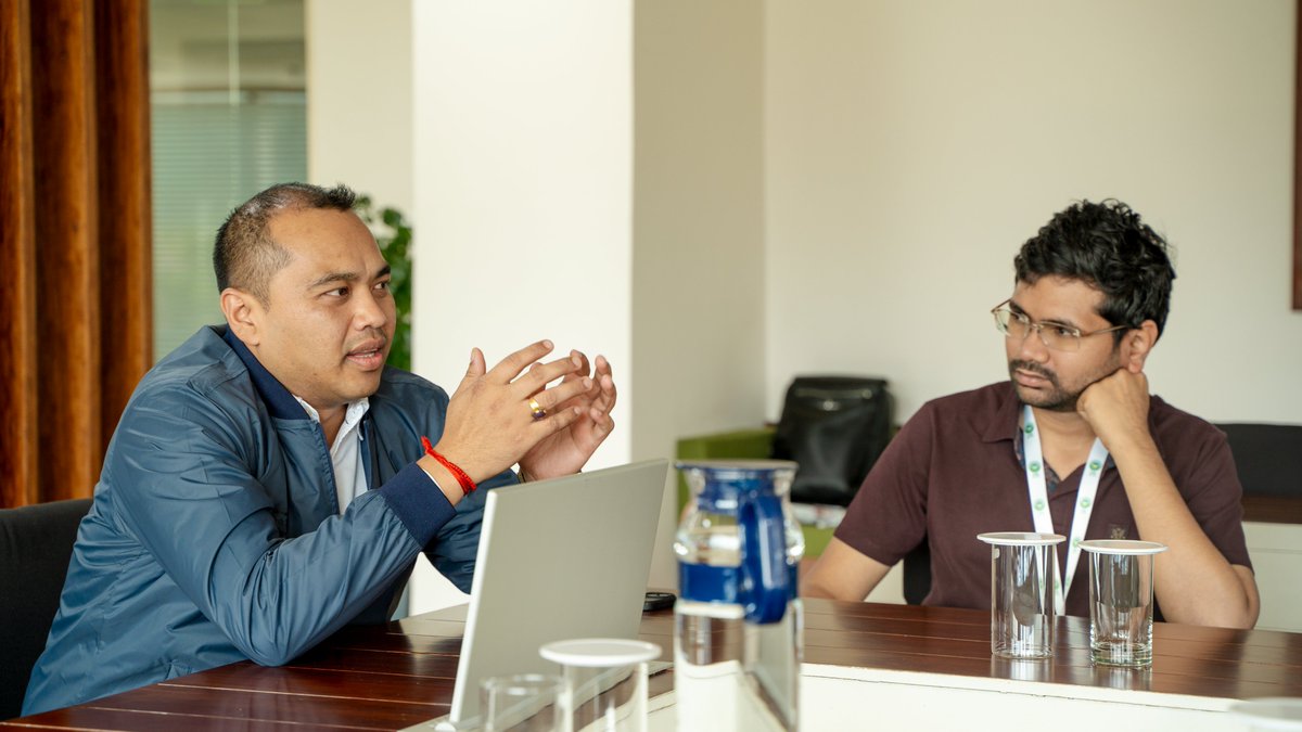 bldrcollective's tweet photo. Back at campus @akashshuklaji &amp; @SanjeevNingomba introduced the group to ways of structuring observations and turning them into ideas using observational methodology along with the Playbook approach.

Next step is to move from observation to building. (9/19) https://t.co/E7jYnC1AKa