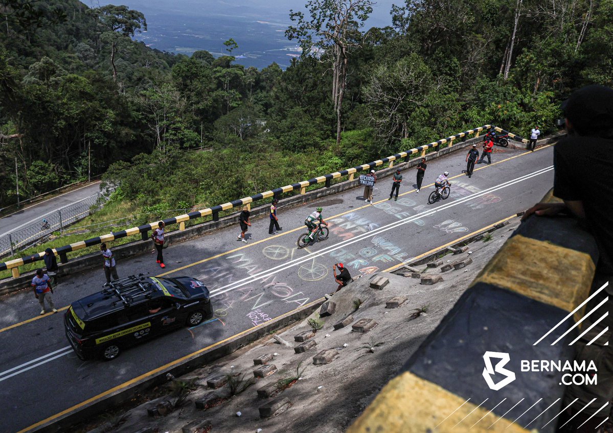 bernamadotcom's tweet photo. #Taiping #Yan Aksi peloton pada peringkat kedua perlumbaan Le Tour de Langkawi (LTdL) Malaysia 2026 dari Dataran Warisan Taiping ke Gunung Jerai, Kedah hari ini.
Peringkat sejauh 145.6 kilometer itu berakhir dengan pendakian ke puncak Gunung Jerai.
📸fotoBERNAMA
#BernamaNews https://t.co/cKza0xvQuL