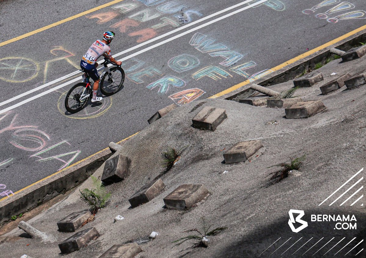bernamadotcom's tweet photo. #Taiping #Yan Aksi peloton pada peringkat kedua perlumbaan Le Tour de Langkawi (LTdL) Malaysia 2026 dari Dataran Warisan Taiping ke Gunung Jerai, Kedah hari ini.
Peringkat sejauh 145.6 kilometer itu berakhir dengan pendakian ke puncak Gunung Jerai.
📸fotoBERNAMA
#BernamaNews https://t.co/cKza0xvQuL