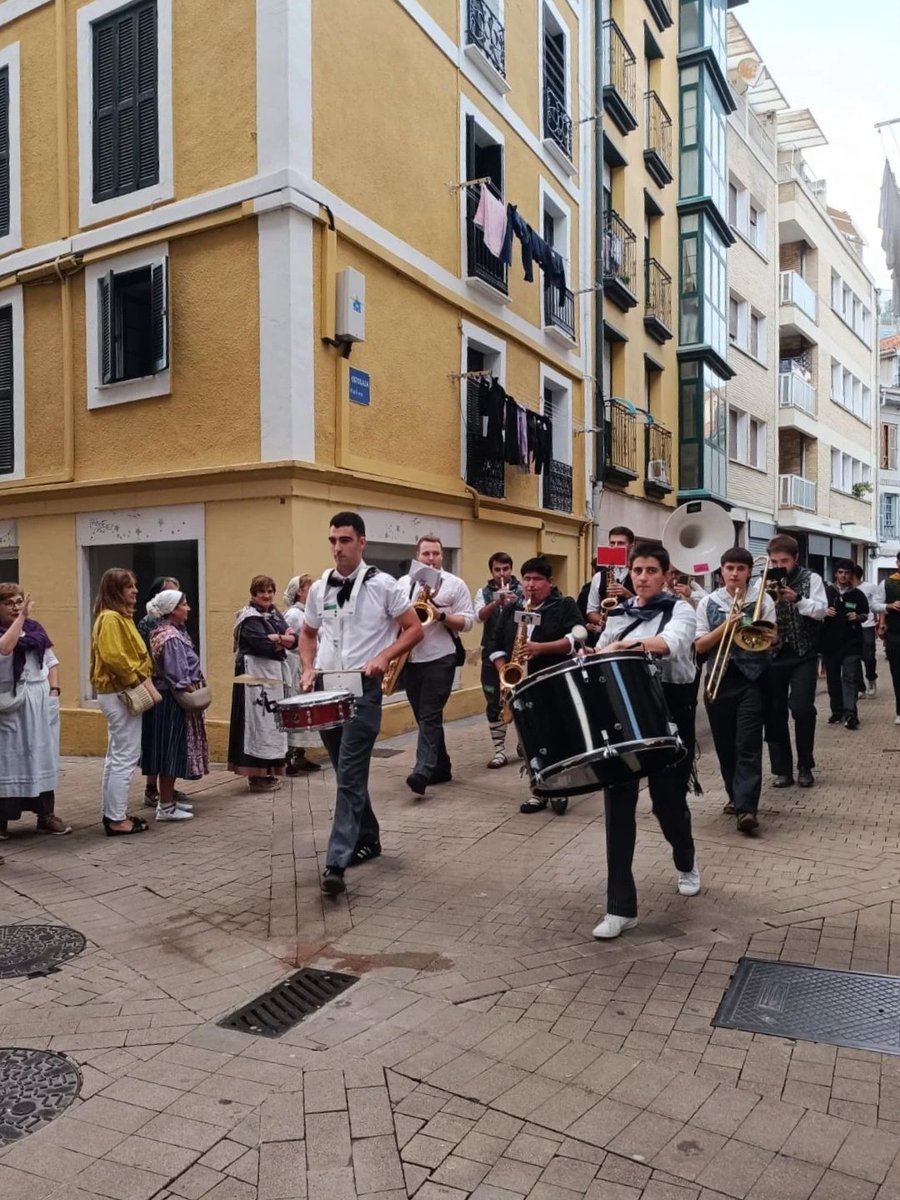 DebakoUdala's tweet photo. 📸 Hona hemen asteburu honetan Deban ospatutako Euskal Jaiak utzitako irudietako batzuk!

🎶 La danza, la música, las tradiciones vascas y el ambiente festivo fueron protagonistas el sábado en las calles de Deba.

❤️ Eskerrik asko parte hartu zenuten guztioi! 

#deba #debakoudala https://t.co/A2guRbstyo