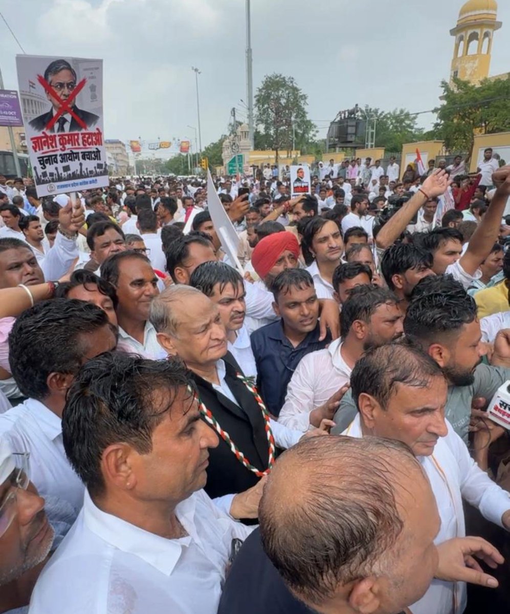 ashokgehlot51's tweet photo. आज जयपुर में शहीद स्मारक से राजस्थान राज्य निर्वाचन आयोग तक वोट चोरी और निकाय चुनाव में भाजपा की बेईमानी के खिलाफ प्रदर्शन और पैदल मार्च में शामिल हुए और गिरफ्तारी दी। पुलिस हिरासत में भी कांग्रेस कार्यकर्ताओं ने थाने के अंदर लोकतंत्र बचाने की आवाज़ बुलंद रखी।

श्री @RahulGandhi की अगुवाई में पूरा देश वोट चोरी और मुख्य चुनाव आयुक्त के गैर-कानूनी कार्यों के खिलाफ खड़ा हो रहा है। जनता के वोट पर डाका डालने वाले ये अनैतिक और गैरकानूनी कृत्य अब और नहीं चलेंगे।

वोट का अधिकार संविधान की आत्मा है, और इसकी रक्षा के लिए यह संघर्ष जारी रहेगा।
