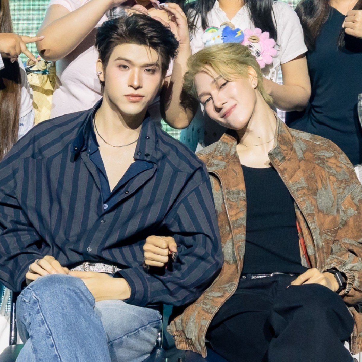 JT_NebuLa's tweet photo. คืองี้ รูปนี้สกายค่ดหล่อ(*꒦ິ꒳꒦ີ)💗💘 โหวววตี๋ โหววววว ตี๋อย่าทิ้งพี่ หันไปเจอนานิทำหน้าขิงบั่บ 'แฟนจั๊นหล่อมั้ยล่ะ หล่อเนอะ แต่ของจั๊นจ่ะ' โอเคตี๋ทิ้งพี่ได้เลย พวกแกเหมาะสมกันมาก นานๆเว้ยย https://t.co/507CfLhBIN