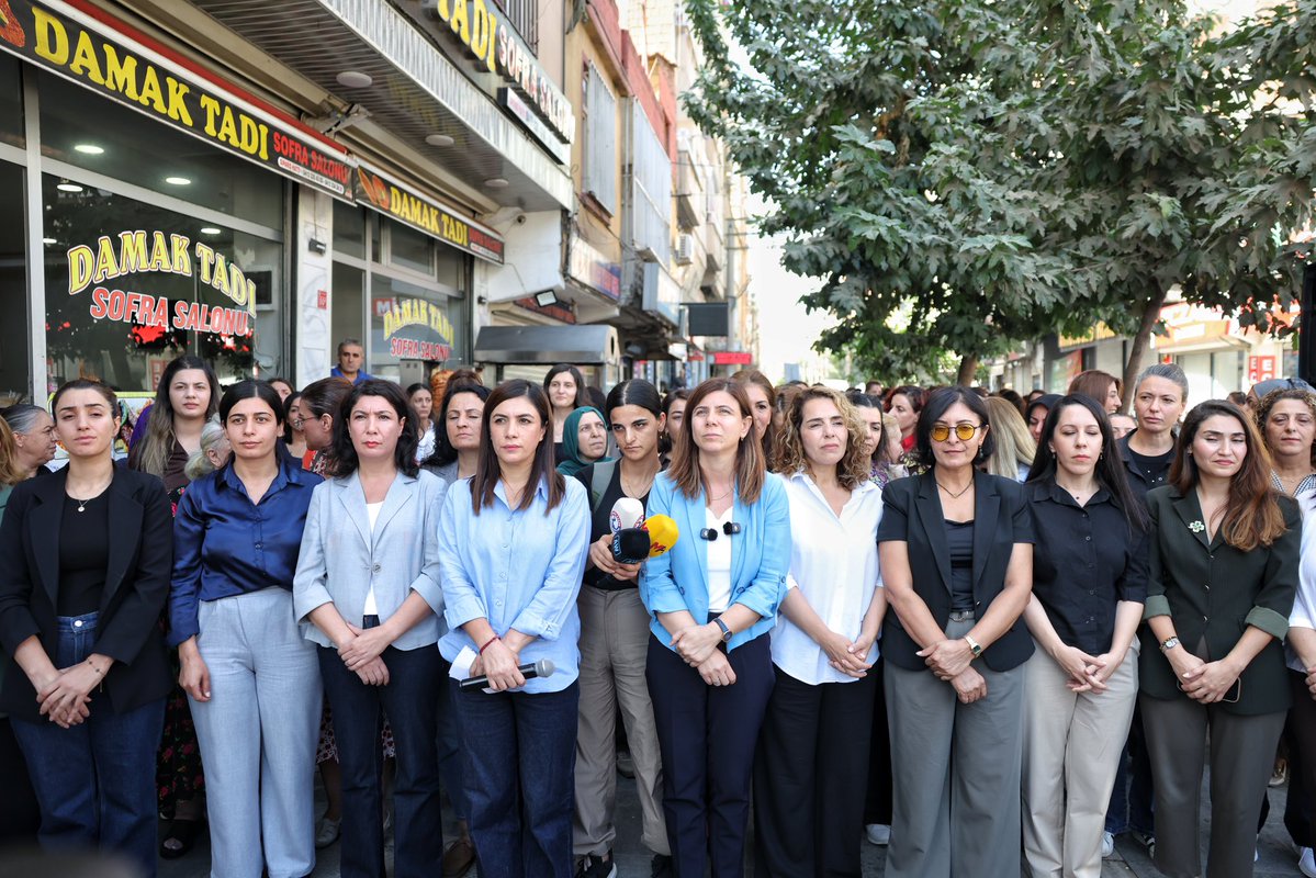demamedkadin's tweet photo. Kadın Meclisimizin öncülüğünde, kadın katliamlarına karşı Bağlar Dörtyol’da basın açıklamamızı gerçekleştirdik.

Kadın cinayetlerinin, şiddetin ve erkek egemen sistemin karşısında susmayacağız. Her bir kadın için, yaşam hakkımız ve özgürlüğümüz için birlikte mücadele edeceğiz. https://t.co/PBFCDW2oR4