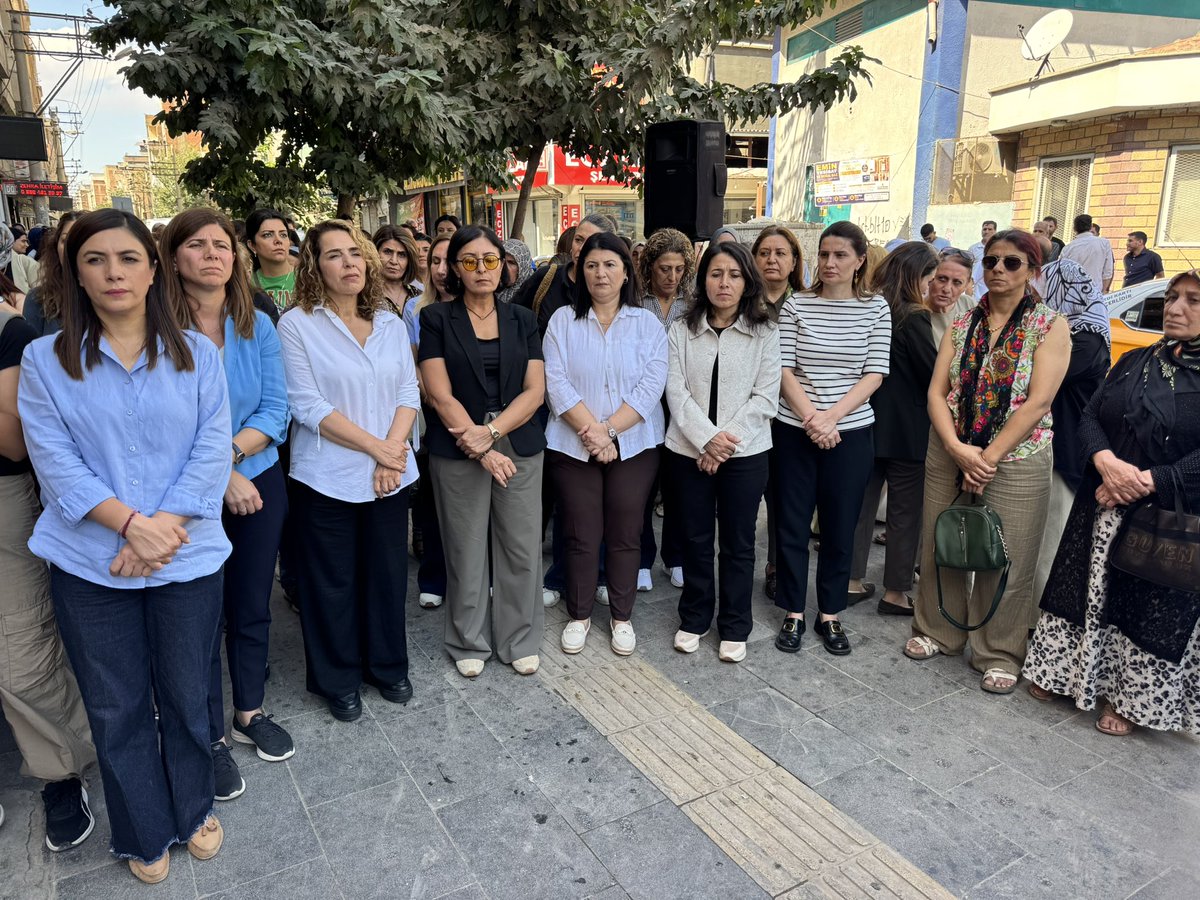 demamedkadin's tweet photo. Kadın Meclisimizin öncülüğünde, kadın katliamlarına karşı Bağlar Dörtyol’da basın açıklamamızı gerçekleştirdik.

Kadın cinayetlerinin, şiddetin ve erkek egemen sistemin karşısında susmayacağız. Her bir kadın için, yaşam hakkımız ve özgürlüğümüz için birlikte mücadele edeceğiz. https://t.co/PBFCDW2oR4