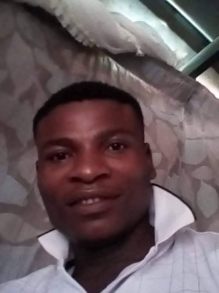 Patriot_S_A's tweet photo. Does anyone know Godfrey Sambo's relatives? 
Godfrey passed away at Mamelodi Hospital on Monday, 21 September. He is from Zimbabwe. 
We do not have any ID or passport for him. Please help by sharing this message across different groups so he can be retrieved and taken back home to Zimbabwe.