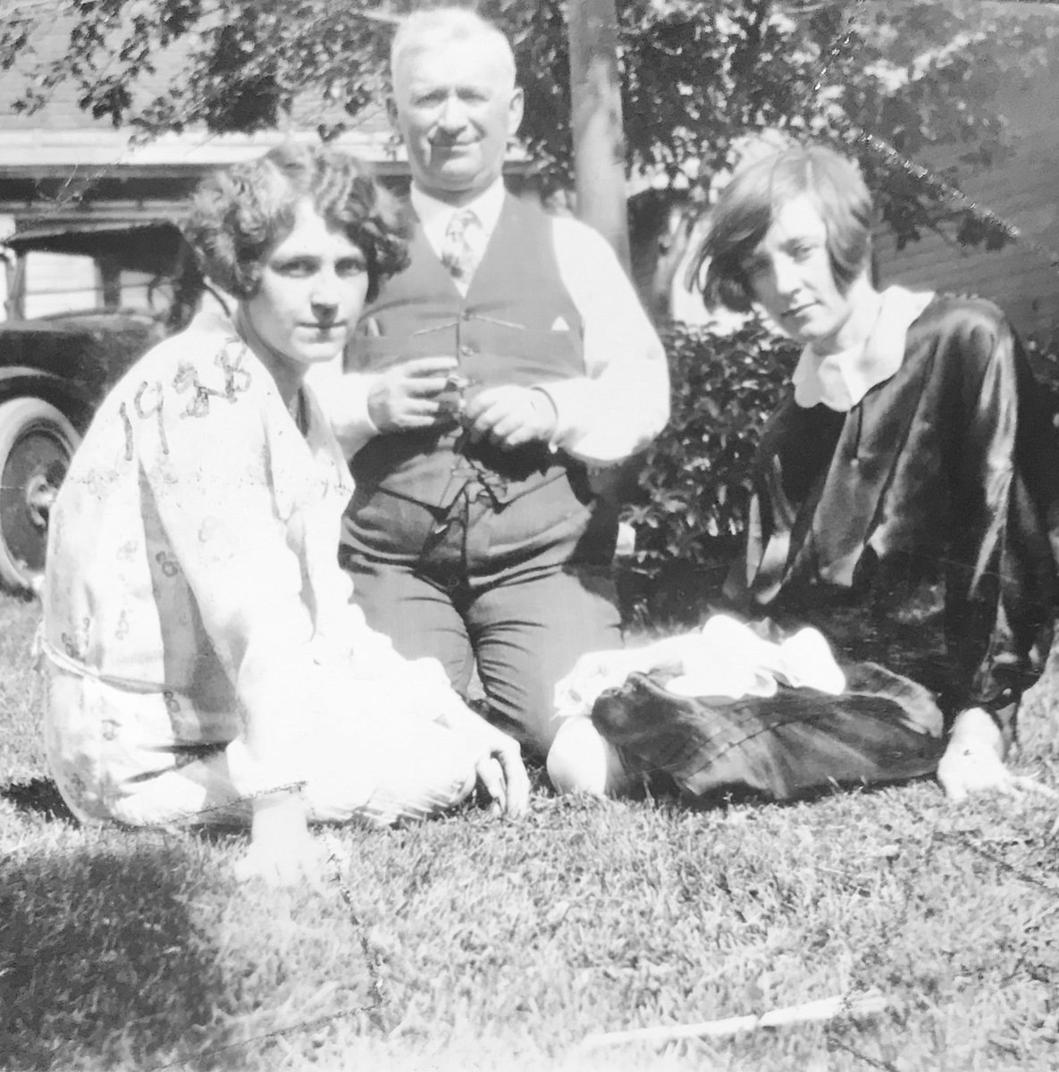 texdub's tweet photo. Is there enough visible for DavesCarIDService here? My grandma (right) and my Great-Grandpa (her father-in-law). What caught my eye on the car in the background is what looks like a solid wheel. This photo was taken in spring or summer of 1928. What do you think
@iowahawkblog? https://t.co/Z9qlgSfgW1