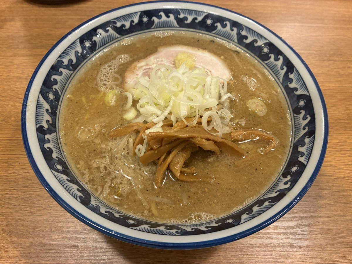 menshofukushima's tweet photo. ９月オープン、話題の新店へ！🍜

らぁめん千寿 御徒町店／上野御徒町
味そらぁめん

すみれ出身の店主が札幌で創業した千寿が、東京に初進出。

鍋を振る軽快な音、味噌を炒める香り。食べる前から期待が膨らむ😋

味噌はしっかり濃い。でも、拙者にはもう少しコクが欲しかった。穴あきレンゲがないのもちょっと残念。

期待が大きかった分、少し消化不良。と言いながら、スープは全部飲んでしまった🤣🍜