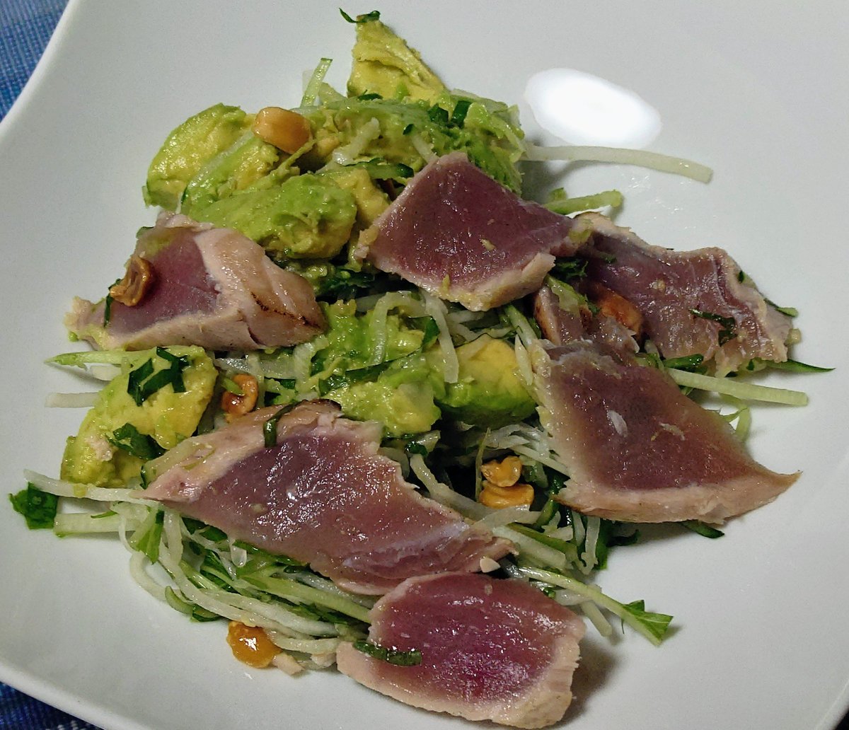 noby_noby's tweet photo. 晩酌🥂のお供はマグロとアボカドのサラダ🐟🥑
どうぞ好き宵をお過ごしください😉🌛 https://t.co/4FwsRFihXk