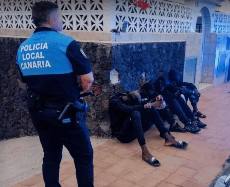 CanarioToday's tweet photo. 🚨 Detenidos cuatro inmigrantes ilegales por asaltar una vivienda en Arona (Tenerife).

Tres son de Senegal y el otro de Gambia. https://t.co/o869N6d2K2