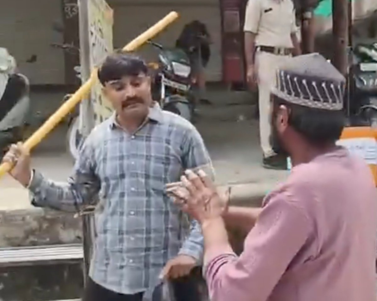 AyeMtq's tweet photo. ये पुलिसकर्मी है 

बेना वर्दी के ? https://t.co/djucDZHSsn