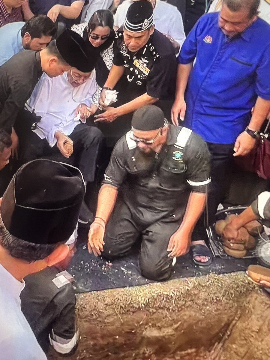 runzuerun's tweet photo. Tun M nak kepalkan tanah juga 😭😭😭 utk arwah isteri tercinta Tun Dr Hasmah. https://t.co/aIOzW3sW0c