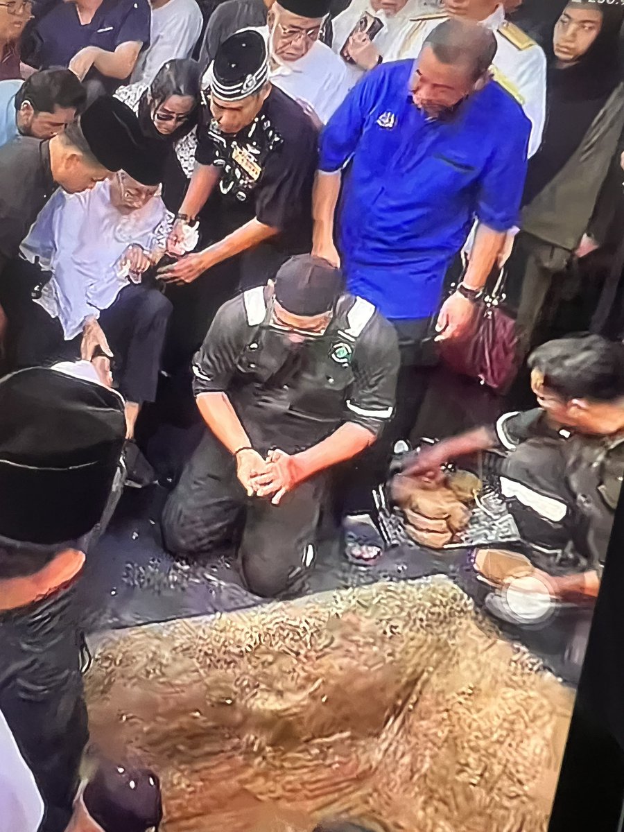 runzuerun's tweet photo. Tun M nak kepalkan tanah juga 😭😭😭 utk arwah isteri tercinta Tun Dr Hasmah. https://t.co/aIOzW3sW0c