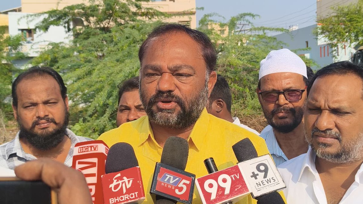 cjmraju's tweet photo. ప్రజలకు ఇబ్బందులు లేకుండా.. సమస్యల పరిష్కారమే లక్ష్యంగా.
రాజంపేట పట్టణంలోని ఎర్రబల్లిలో డ్రైనేజ్ కెనాల్ పూడికతీత పనులను పరిశీలించాను. పనులు సమర్థవంతంగా పూర్తి చేసి, స్థానికులకు ఎలాంటి ఇబ్బందులు తలెత్తకుండా చర్యలు తీసుకోవాలని సూచించాను.
#Rajampet #Erraballi #DrainageWorks #PrajaSeva #JMR