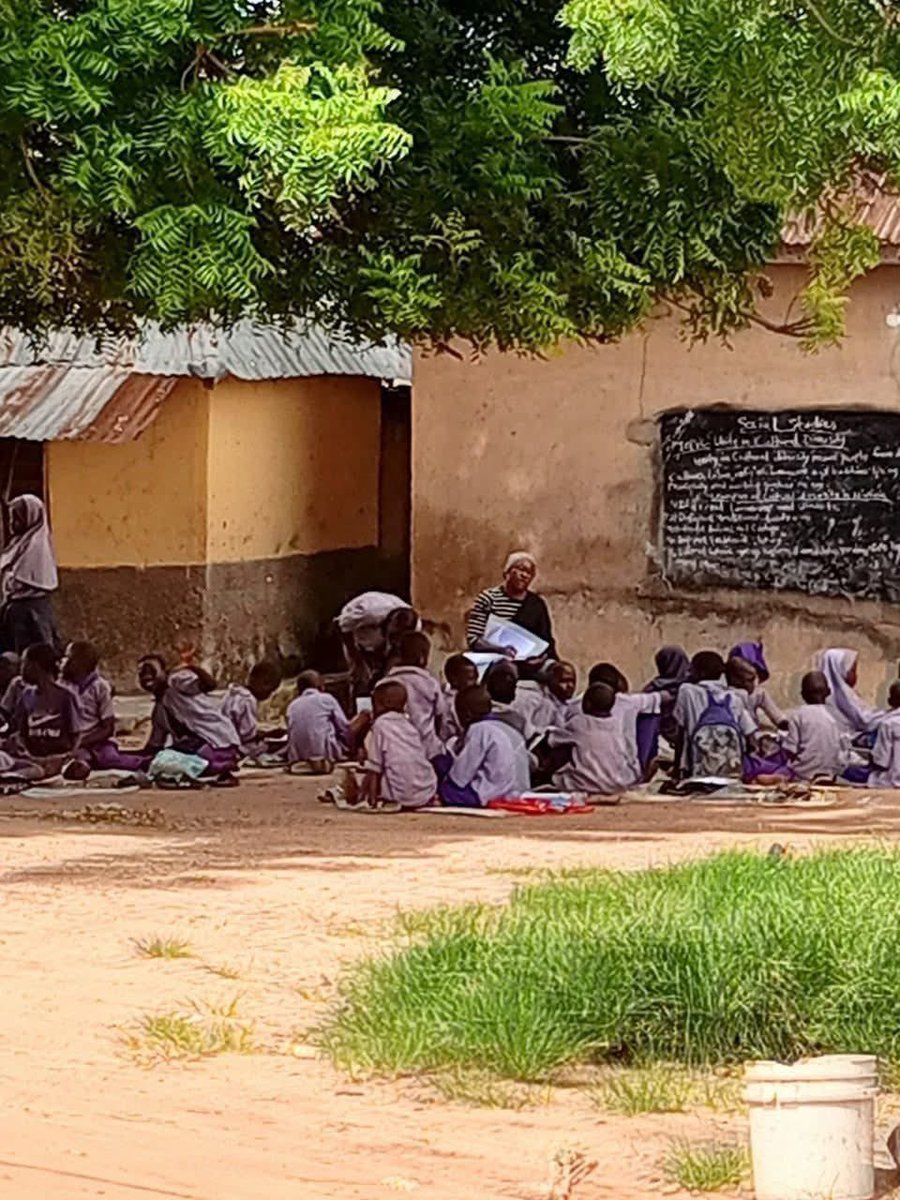 monitng's tweet photo. BUSTED!!!

Attn Governor @HonBago 

How can children in Niger State still be learning under a tree in 2026?

At Madaki Primary School in Gbaiko Bosso Estate, Minna, pupils are reportedly learning under a tree, sitting on bare ground, with a blackboard fixed to a dilapidated wall. Even more worrying, the school is reportedly only about 6 kilometres from the Niger State Government House.

This is happening in the state capital, not in a remote community.

It raises serious questions about the government’s priority for public education, especially at a time when Niger State has received over ₦48.3 billion in FAAC allocations.

The wider picture is also troubling. Niger State has one of the highest rates of children out of school in Nigeria, with widely cited NBS data putting the rate for children aged 6–15 at 42.8%. Local officials have also previously cited more than 700,000 out-of-school children in the state.

So what is being done to ensure that children who are already in school have a safe and decent place to learn?

@NigerStateGovt and @NigerStateSUBEB should urgently visit Madaki Primary School and other schools facing similar conditions. Parents and residents deserve to know when these schools will be fixed and what concrete steps are being taken.

Education should be treated as a priority, not an afterthought.

No child should be forced to sit on bare ground under a tree simply because government has failed to provide a basic classroom.

The people of Niger State deserve accountability, transparency and urgent action.

If education is truly a priority, when will these children get a classroom?

#FixPublicSchools