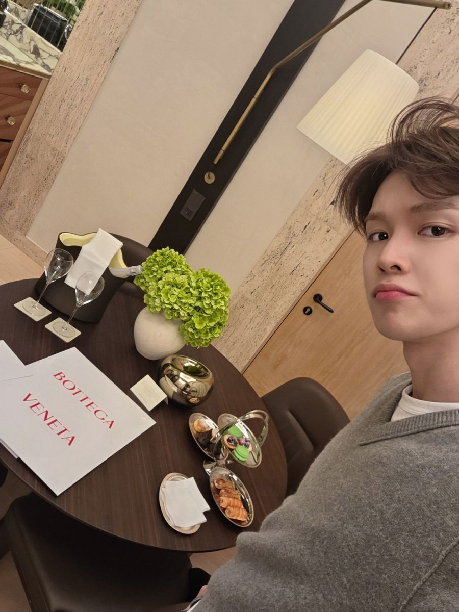 richiosaurus's tweet photo. messy hair dahsyat🫨🫠

#BottegaVenetaSS27xSUNGCHAN
#BottegaVenetaSS27 https://t.co/P6GNFPUVTs