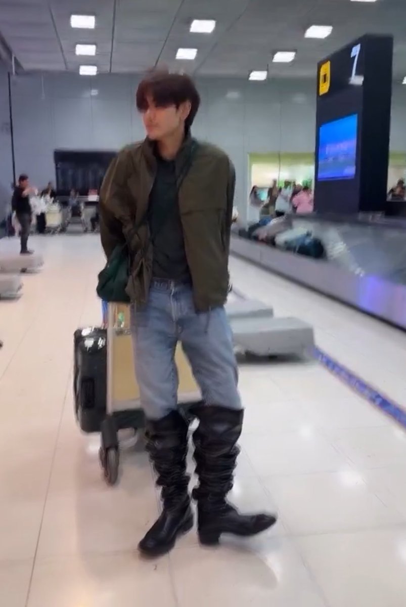 wluvarchen's tweet photo. we all know dunk’s mom updates about EVERYTHING on her stories, so if dunk actually went home yesterday she WOULD’VE posted about it or?? but she didnt. and since their house is in the affected area, im pretty sure he went to joong’s instead. they had to go back to the airport together to pick up their luggage anyway, and his outfit the next day says EVERYTHING 😭😭 that shirt is 100% joong’s idc i said what i said