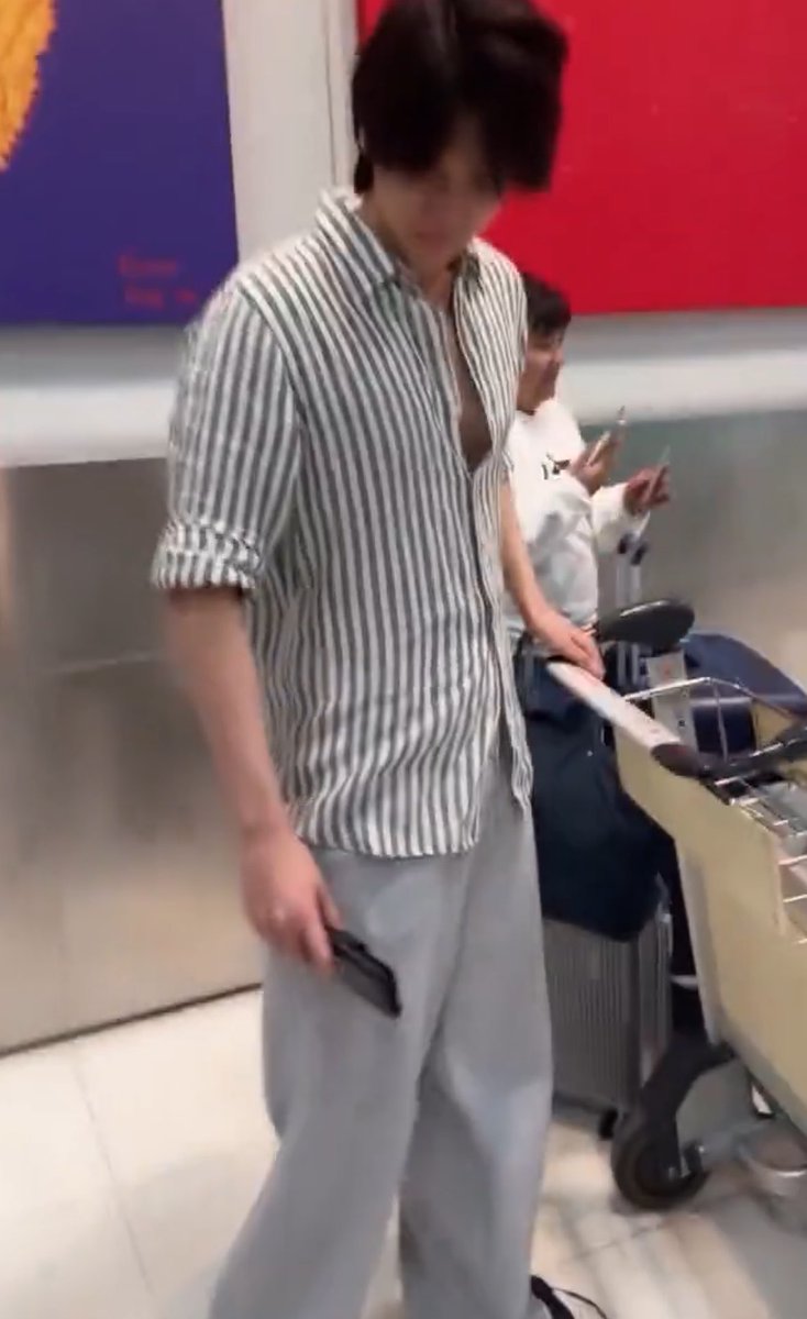 wluvarchen's tweet photo. we all know dunk’s mom updates about EVERYTHING on her stories, so if dunk actually went home yesterday she WOULD’VE posted about it or?? but she didnt. and since their house is in the affected area, im pretty sure he went to joong’s instead. they had to go back to the airport together to pick up their luggage anyway, and his outfit the next day says EVERYTHING 😭😭 that shirt is 100% joong’s idc i said what i said