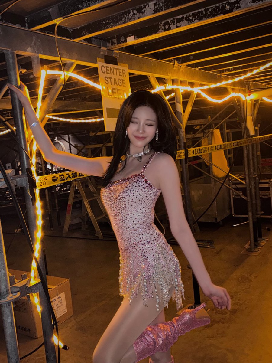 picbaemon's tweet photo. PHARITA WEVERSE UPDATE 

super bass fitss🤪💖 https://t.co/xNEC7s9q6a