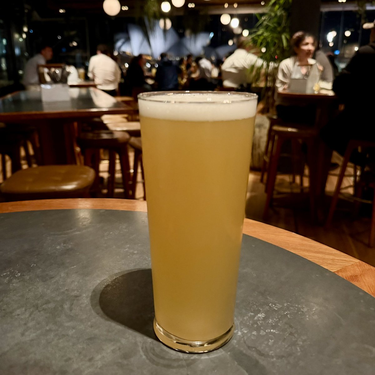 takaoregon's tweet photo. 僕、お酒はビールが好きなんですけどPINTを2杯飲むと約1L飲むことになり、持病の痛風の心配しなければなりません。
ビールが美味しい国から帰った後はだいたいどこか痛くなります。
薬飲んでいるかは大丈夫だと信じてます。
バラマンディ（の皮）が美味すぎて感動です。 https://t.co/6t5VuIKpvk