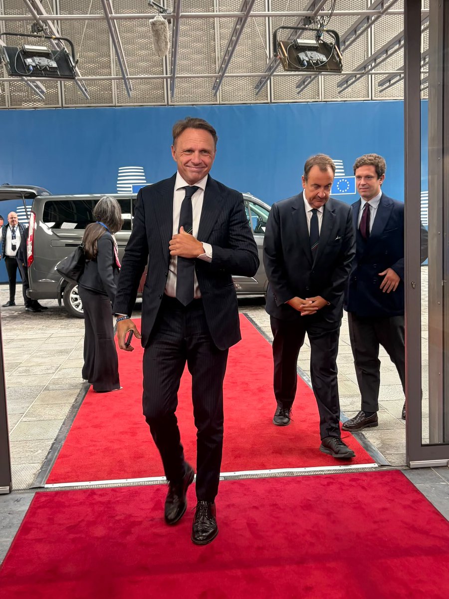 ItalyinEU's tweet photo. 🇮🇹🇪🇺| Il Ministro @SocialMasaf @FrancescoLollo1 è a Bruxelles per la 2 giorni del Consiglio #agrifish.

In agenda oggi, parte #Agricoltura
- #PAC post-2027
- Attivazione fondo riserva olio d'oliva 🫒
-⁠ Situazione del mercato
- ⁠Fertilizzanti

Più info👇🏻
https://t.co/amJnD5RXta https://t.co/KZwDJFoH65