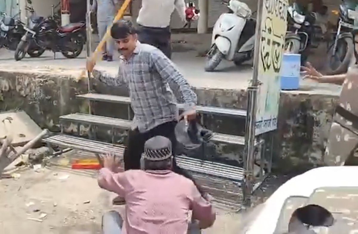 AyeMtq's tweet photo. ये पुलिसकर्मी है 

बेना वर्दी के ? https://t.co/djucDZHSsn