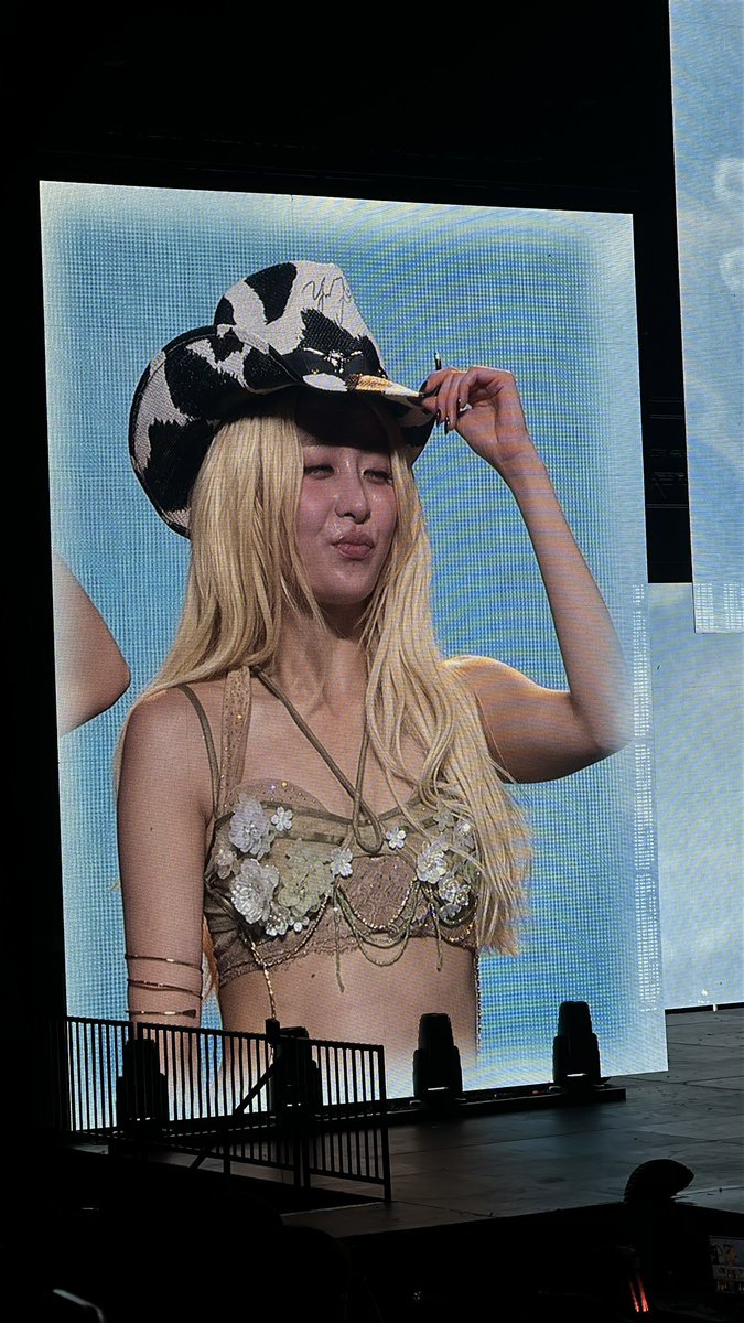 huhyunjinpics's tweet photo. COWGIRL YUNJIN https://t.co/Sw9wxugXsB