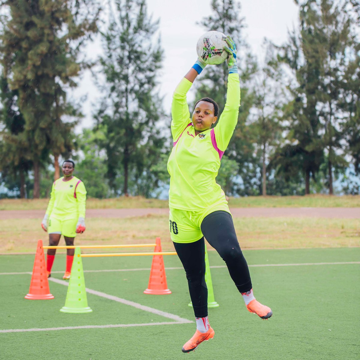 APRFCWOMEN's tweet photo. THE WALL IS BEING BUILT.

APR WFC goalkeepers put in the work under Legend Ndori Jean as preparations  of upcoming big events.

Strengthen their focus, sharpness and reflexes💪🤍🖤

#Umurava  #Intsinzi #Aprwomenfc https://t.co/KGB4k804VS