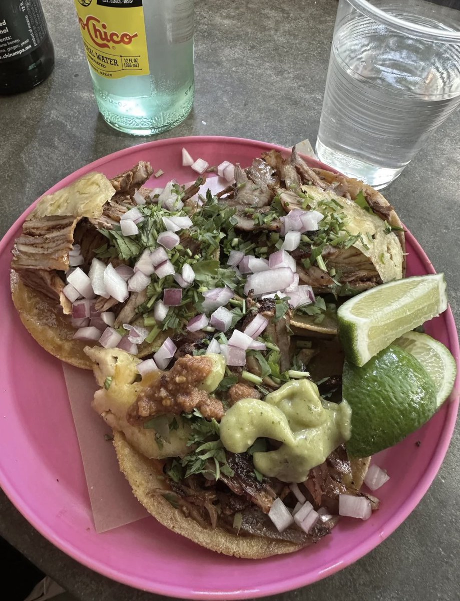 deneselovalwff's tweet photo. Descubrimos una taquería familiar con tacos al pastor jugosos y una salsa roja que quema el paladar de forma perfecta! Cada bocado es un viaje sabroso, el precio es increíble. Volveremos seguro! https://t.co/V6yKonX9Fu