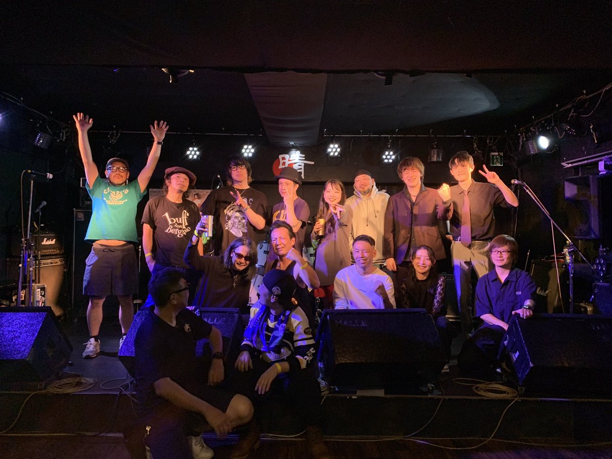 ksk_lastb2's tweet photo. 北坂戸ハレで小林大輔BANDでした。
こうやって来れたのは約1年ぶり。
不安なこともあったりハラハラしたりしたけど
胸を張って思いきり挑むことができた。
終演後に軽音学部でバンドを組んでいる
高校生の子が話しかけてくれて、お互い
楽しみながら続けて共演しようねって
約束もできた。ありがとう。 https://t.co/hIaBmKMBxk