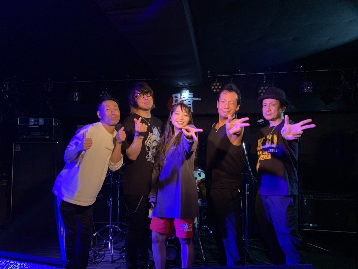 ksk_lastb2's tweet photo. 北坂戸ハレで小林大輔BANDでした。
こうやって来れたのは約1年ぶり。
不安なこともあったりハラハラしたりしたけど
胸を張って思いきり挑むことができた。
終演後に軽音学部でバンドを組んでいる
高校生の子が話しかけてくれて、お互い
楽しみながら続けて共演しようねって
約束もできた。ありがとう。 https://t.co/hIaBmKMBxk