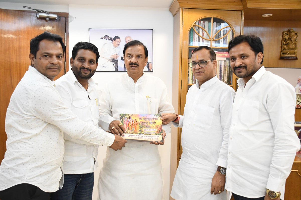dr_maheshsharma's tweet photo. आज नोएडा सेक्टर-27 कैंप कार्यालय पर प्रिय क्षेत्रवासियों से आत्मीय भेंट कर उनका कुशलक्षेम जाना तथा उनकी समस्याओं से अवगत होकर उनके निस्तारण हेतु संबंधित अधिकारियों को आवश्यक दिशा निर्देश दिया। https://t.co/8rewJibAEv
