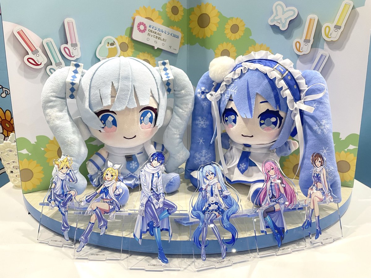 cfm_snowmiku's tweet photo. 【雪ミク スカイタウン】
 オンラインストアにて「マジカルミライ 2026」で登場した新商品を含む人気商品が一部販売開始となりました！
ぬいぐるみやアクリルスタンドなど、ぜひチェックしてくださいね👀
▼購入はこちらから
https://t.co/vT6Gq99bRP

また7月に公式ブログにてお知らせしておりました、「雪ミク オールスターズ」のぬいぐるみですが、製造上の都合で発売を延期させていただくこととなりました。

【変更後の発売時期】
変更前：2026年9月
変更後：2026年10月

本商品を心待ちにしてくださっていたお客様には大変ご迷惑をお掛けしますが、今しばらくお待ちいただけますと幸いです。