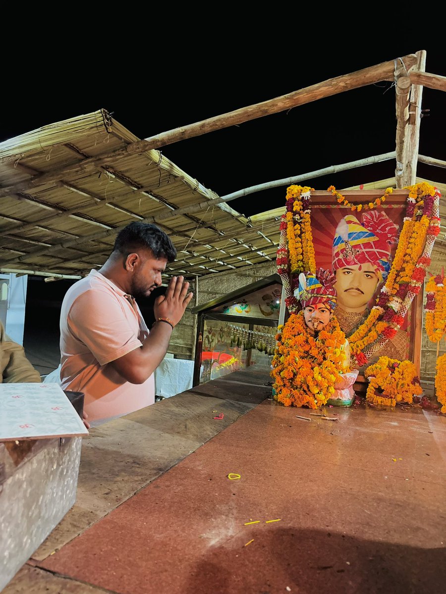 Gopal_Bassi's tweet photo. 🛕 ओम बन्ना मंदिर चोटिला गाँव ( पाली-जोधपुर ) 🚩🙏 https://t.co/GFgeLIQ5HI