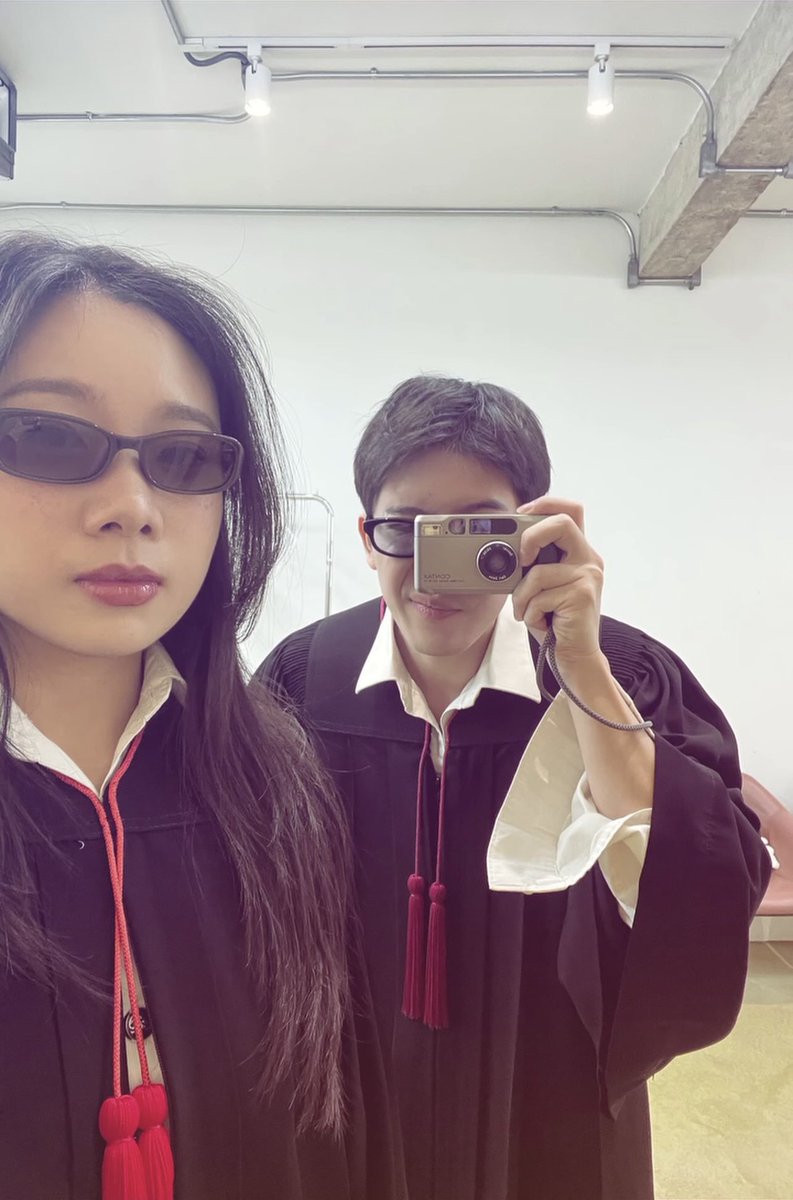 FirstD_98's tweet photo. Wahh graduate bareng ini? 😍 https://t.co/T0N5xAEtMt