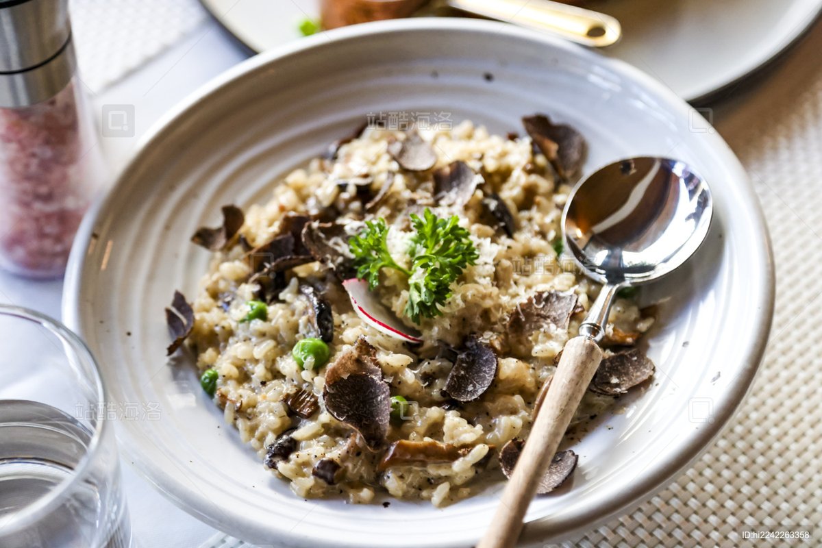 thkrn5979's tweet photo. Just discovered the most melt-in-your-mouth truffle risotto at the corner bistro! Creamy, fragrant, and loaded with real truffle shavings—my taste buds are doing a happy dance  #FoodieFind #TruffleLover https://t.co/vUIl7Kvi1P