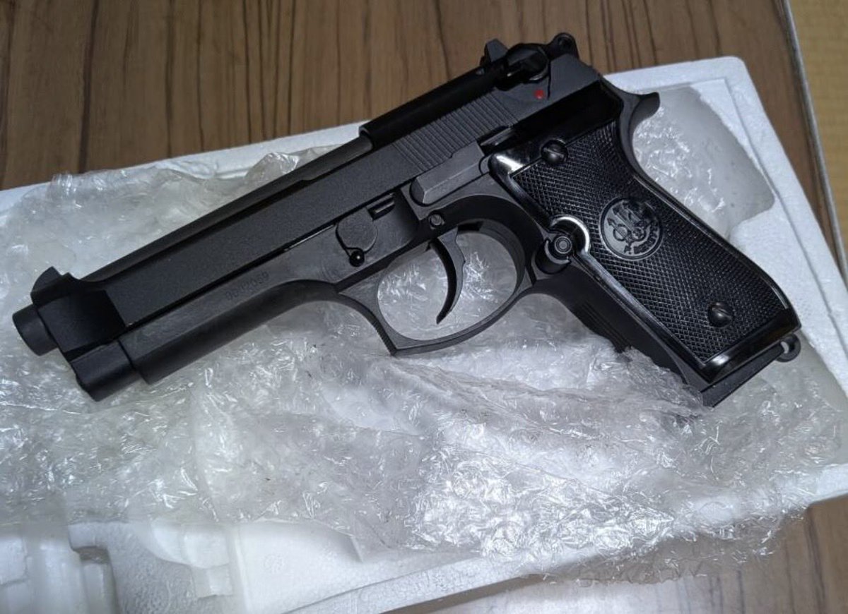 kumaneemo's tweet photo. ヤフオクでSFBC白箱の92Fを、落札。メーカー不明という事でWEのOEMと予想して即決価格で譲ってもらいました。

『未使用に近い』とあったけどトリガーバーは削ってあるし、レールは磨いているし、未使用の定義が『サバゲーに未使用』かしらん？ https://t.co/QLd1W8lRpZ