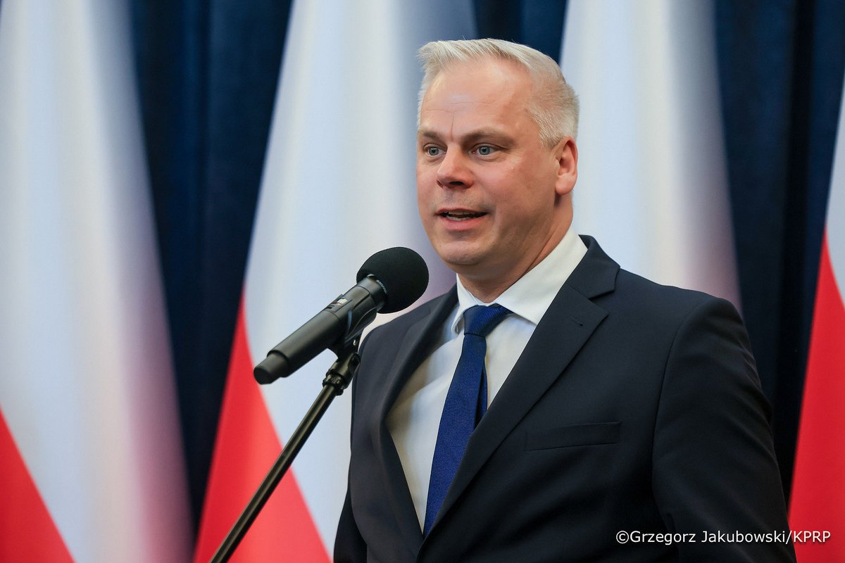 prezydentpl's tweet photo. 💬 Prezydent od samego początku mówił, że będzie wspierał polską gospodarkę za granicą. Tego oczekują Polacy. Takie wizyty przynoszą konkretne efekty: więcej zamówień dla polskich firm i więcej miejsc pracy w Polsce.

Minister @KarolRabenda, @wPolscepl 

Więcej ➡️ https://t.co/5JbA4zJIfs