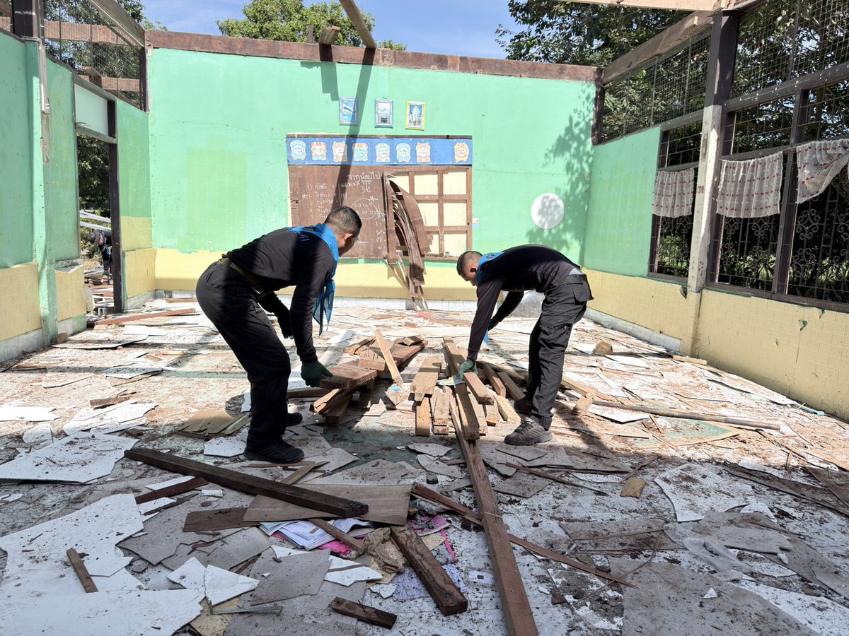 black_army41's tweet photo. 🤝 ร่วมแรงร่วมใจ ช่วยกันปรับปรุงพัฒนาโรงเรียนบ้านวังพญา 🛠️🏫

#หน่วยเฉพาะกิจกรมทหารพรานที่41
#กองทัพภาคที่4
#ทหารพรานกองทัพบก
#กองทัพบก
#กองอำนวยการรักษาความมั่นคงภายในภาค4ส่วนหน้า
#หน่วยเฉพาะกิจยะลา
#แม่ทัพภาคที่4
#ผู้อำนวยการรักษาความมั่นคงภายในภาค4 https://t.co/UHpGgkSwFS