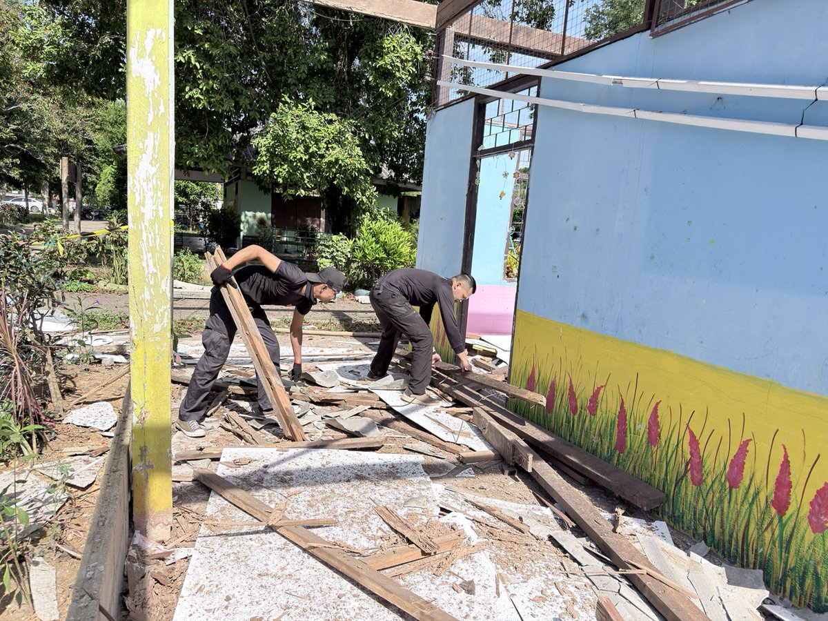 black_army41's tweet photo. 🤝 ร่วมแรงร่วมใจ ช่วยกันปรับปรุงพัฒนาโรงเรียนบ้านวังพญา 🛠️🏫

#หน่วยเฉพาะกิจกรมทหารพรานที่41
#กองทัพภาคที่4
#ทหารพรานกองทัพบก
#กองทัพบก
#กองอำนวยการรักษาความมั่นคงภายในภาค4ส่วนหน้า
#หน่วยเฉพาะกิจยะลา
#แม่ทัพภาคที่4
#ผู้อำนวยการรักษาความมั่นคงภายในภาค4 https://t.co/UHpGgkSwFS