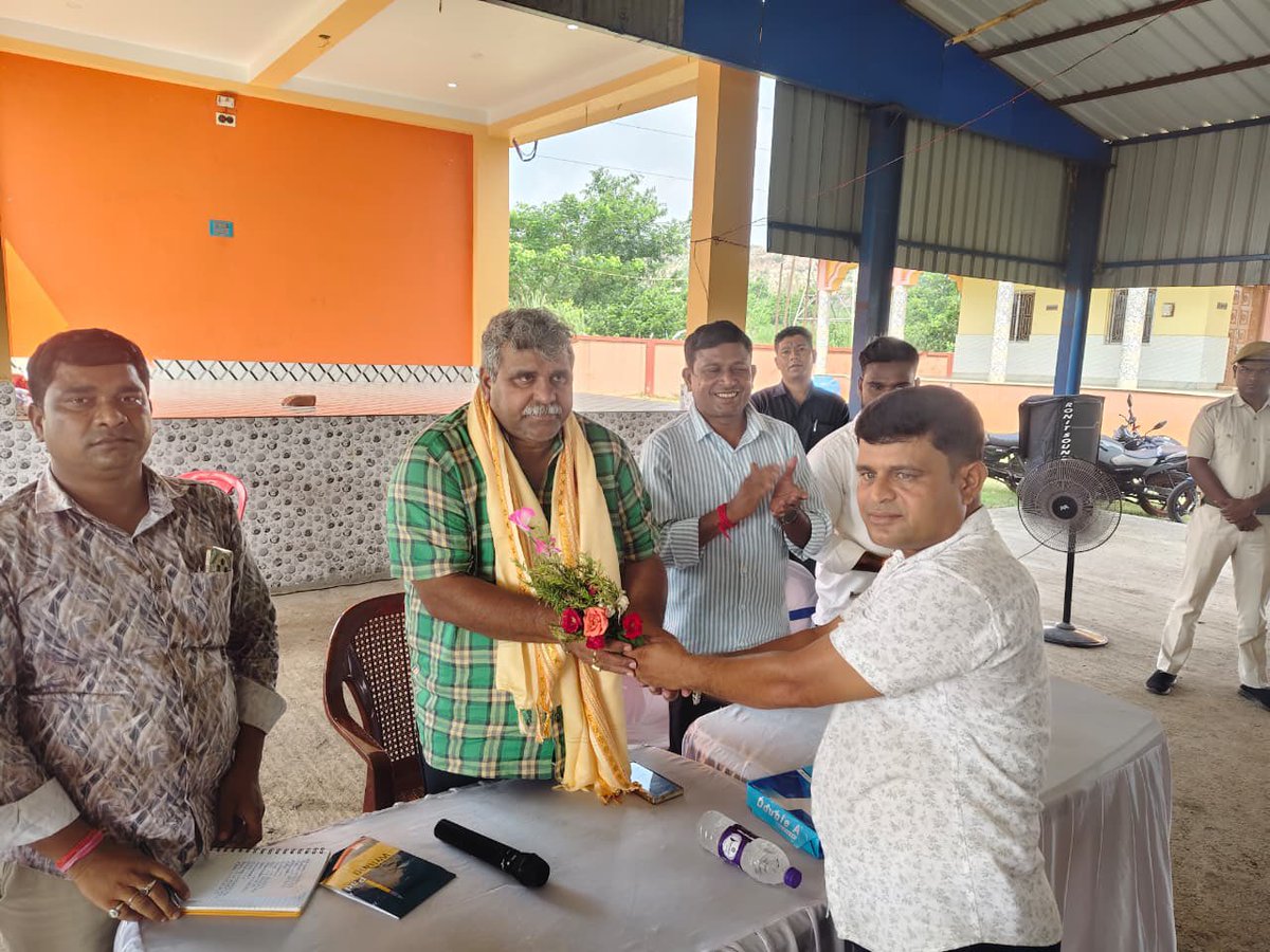 JitendraAsansol's tweet photo. আজ পাণ্ডবেশ্বরের বিলপাহাড়ি গ্রামে মণ্ডল-২-এর দলীয় কার্যকর্তাদের নিয়ে আবাস যোজনা ও সাংগঠনিক বৈঠক অনুষ্ঠিত হলো। বৈঠকে আবাস যোজনা সংক্রান্ত সাধারণ মানুষের বিভিন্ন সমস্যা, প্রাপ্য সুবিধা এবং সংশ্লিষ্ট বিষয়গুলি নিয়ে বিস্তারিত আলোচনা করা হয়।

এলাকার মানুষের কথা আরও নিবিড়ভাবে জানা এবং তাঁদের প্রয়োজন অনুযায়ী যথাসাধ্য সহযোগিতা করার বিষয়েও আলোচনা হয়।

মানুষের পাশে থেকে তাঁদের সমস্যা সমাধানে ধারাবাহিকভাবে কাজ করে যাওয়াই আমাদের অঙ্গীকার।

#Pandaveswar #BJP #AwasYojana