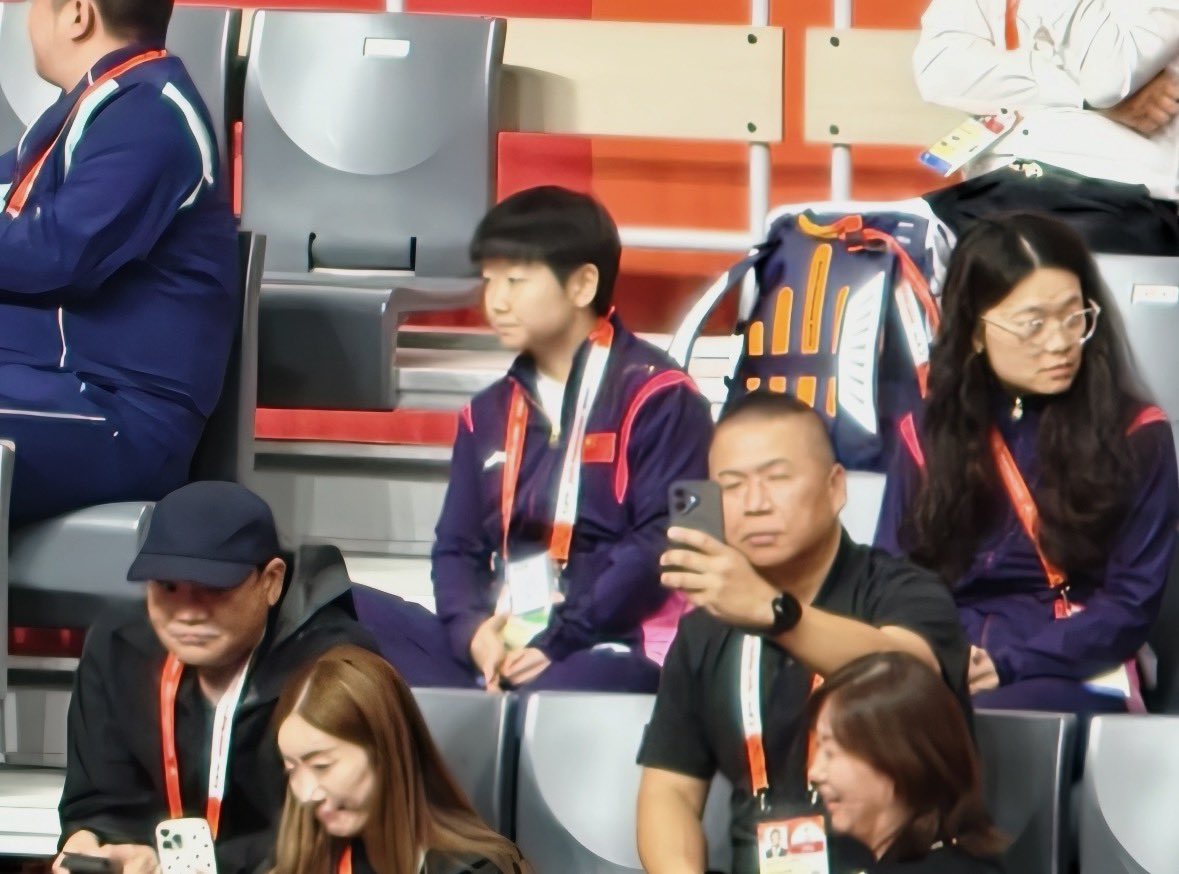 unmeiiWS_'s tweet photo. จะมาแอบเซลฟี่กันได้ยังไงงง มีพิรุธมากยิ่งผู้หญิงข้างล่างไอจิ๋ว!!5555555 แล้วผู้ชายตรงนั้นคือไอจิ๋วจับได้แน่เลยว่าแอบถ่ายมีมองเขาด้วย!!!5555555555 https://t.co/g4aoEXR75M