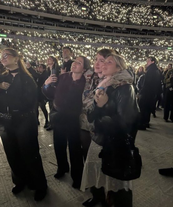 elchicodelunar1's tweet photo. Lali una vez dijo que el amigo no solo está en las malas si no también se emociona viéndote feliz…. Esta foto representa este dicho. 
Lo dijo por vos cande ❤️😭 https://t.co/SlvDXpINpC