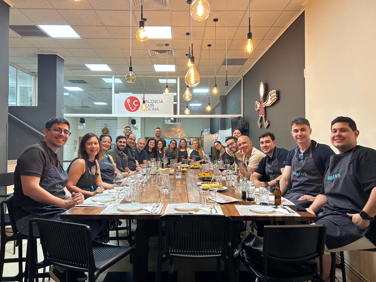 FValenciaport's tweet photo. 📍 ¡Primera semana presencial de la 5ª edición del Máster en Logística y Gestión Portuaria (#MLGP) en Valencia!
Del 21 al 25 de septiembre recibimos en nuestras instalaciones a los 22 alumnos de la edición brasileña de nuestro #Máster en Logística y Gestión Portuaria. Un grupo formado por profesionales de entidades e instituciones clave del sector marítimo-portuario de Brasil, como la Autoridade Portuária de Santos, Portos do Paraná, ANTAQ, Administração do Porto de Maceió, o PARANAGUA PORT CHANNEL, entre otras.
ℹ️ La estancia arrancó con sesiones de estrategia, sostenibilidad y transformación digital, además de un recorrido en barco por el Puerto de Valencia. Por otra parte, los alumnos visitaron el Departamento de Drones y el Laboratorio de Puertos y Costas de la Universitat Politècnica de València @UPV.
El bloque práctico incluyó visitas técnicas a las instalaciones de CSP Valencia Terminal, Ership Grupo y VALENCIA TERMINAL EUROPA S.A. Además, el grupo se desplazó al Puerto de Sagunto para conocer la operativa de Bergé Logistics y el proyecto industrial de PowerCo. 💡 🙌
Esta experiencia ha permitido a los alumnos vivir de cerca la realidad del Puerto de Valencia, reforzando el enfoque práctico e internacional del MLGP y conectando el talento de Brasil con uno de los puertos referentes del Mediterráneo. 🚢 🌏
#Formación #Master #Postgrado #Logística #GestiónPortuaria #Puertos #Valenciaport #Brasil #PuertoDeValencia #Innovación