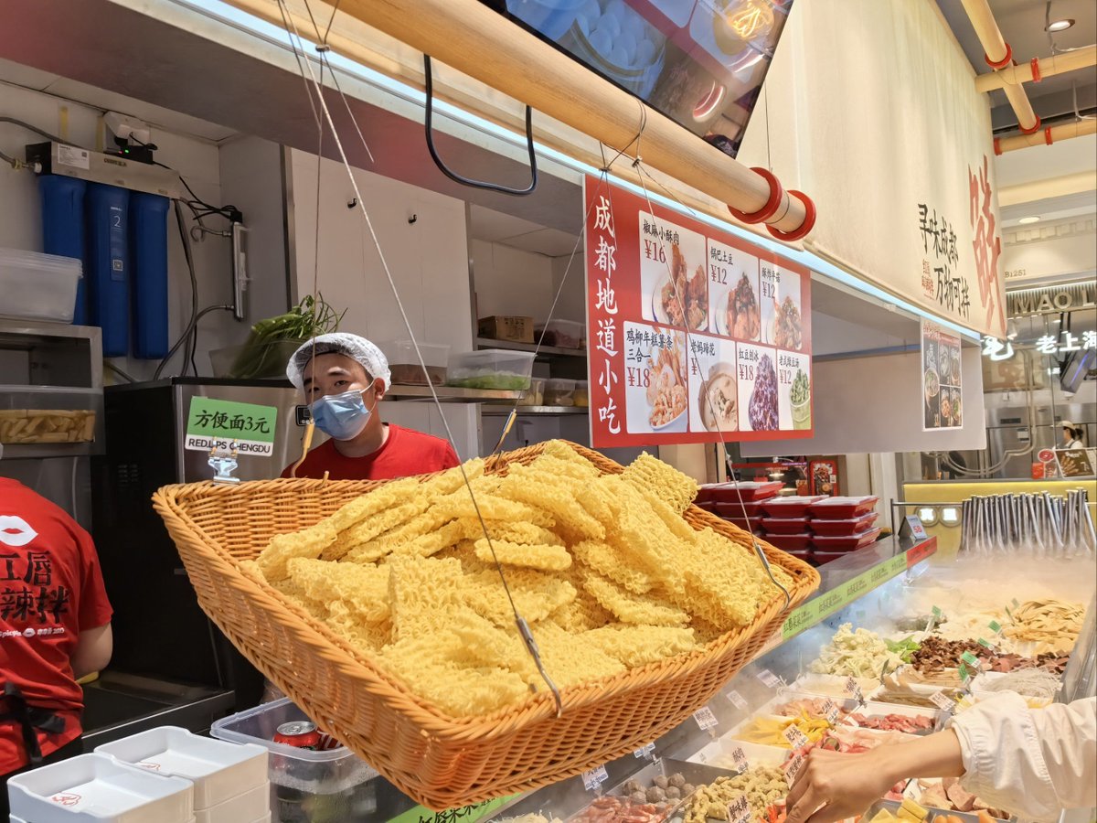 MaameKaywd's tweet photo. [Shunyong prays sincerely for the delicious food at the sauce stand!] https://t.co/JU5gAJSjK8