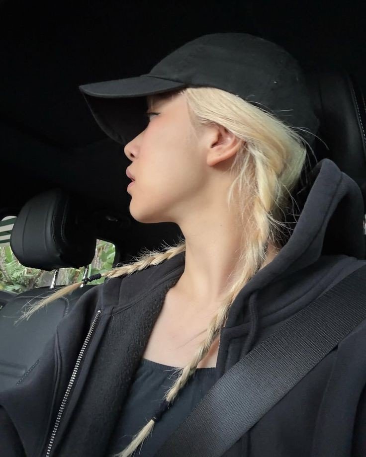 Rbsiee's tweet photo. the type to steal your hoodie, remember your coffee order, and still look this pretty 𐙚 https://t.co/uZpJh1r5pr