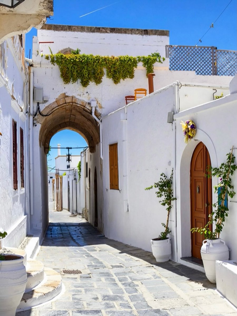 GreekPictures's tweet photo. Wandering through the whitewashed lanes of #Lindos, where stone archways, traditional wooden doors and sunlit courtyards preserve the character of one of #Rhodes’ most beautiful historic villages. Every turn seems to frame another little piece of the Aegean. 🇬🇷
📷 sbonds_pixels https://t.co/MFnnKxJO1g