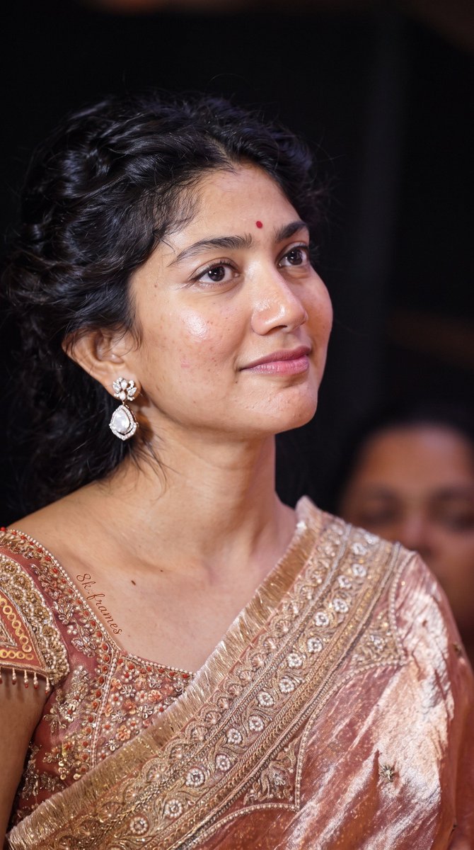 hharryy17's tweet photo. Sai Pallavi gorgeous look ✨😘 https://t.co/0bW0HiA6IQ